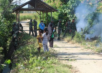 Prajurit Korem Nani Wartabone terlibat aksi bersih-bersih lingkungan dengan masyarakat Desa Tolotio, Kecamatan Tibawa, Kabupaten Gorontalo.