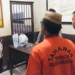 Oknum Kades Monas AS yang mengenakan baju tahanan Tipikor Polres Gorontalo berjalan menuju ke ruang tahanan Polres Gorontalo, Jumat (5/7/2019). (Foto: istimewa)