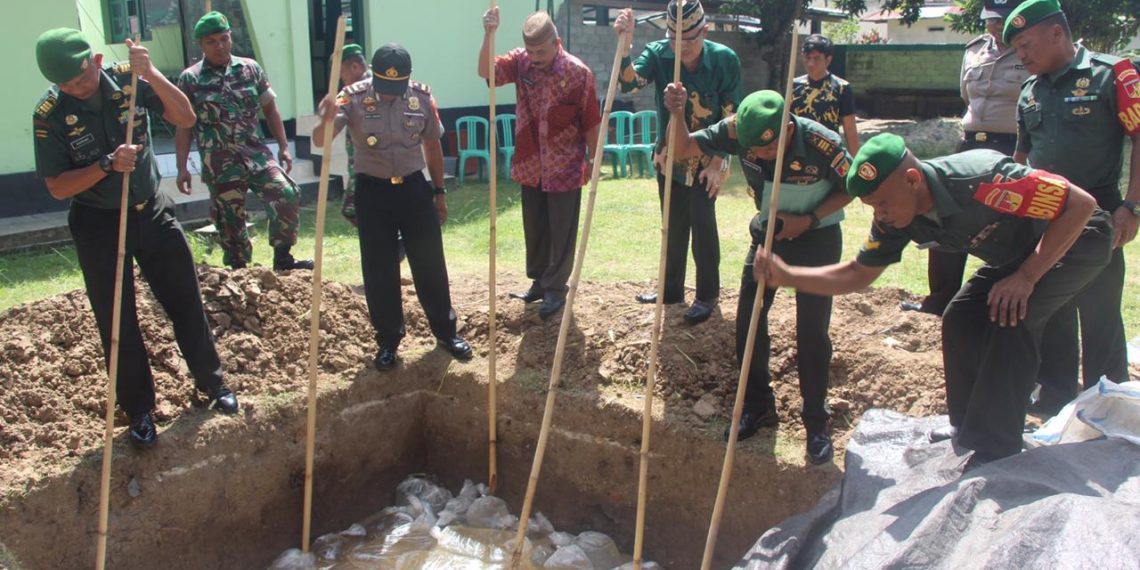 Jajaran Koramil 1314-02/Limboto melaksanakan pemusnahan minuman keras (miras) jenis Cap Tikus, Selasa (30/7/2019). Sebanyak 53 Karung atau 2, 65 ton miras jenis cap Tikus tersebut merupakan hasil tangkapan tim Intel Korem 133 Nani Wartabone.