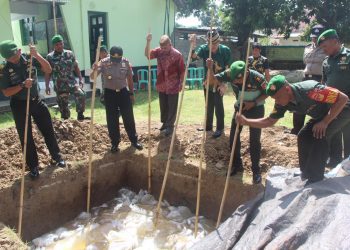 Jajaran Koramil 1314-02/Limboto melaksanakan pemusnahan minuman keras (miras) jenis Cap Tikus, Selasa (30/7/2019). Sebanyak 53 Karung atau 2, 65 ton miras jenis cap Tikus tersebut merupakan hasil tangkapan tim Intel Korem 133 Nani Wartabone.