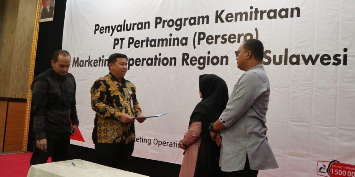 Unit Manager Communication & CSR Pertamina Marketing Operation Region (MOR) VII Sulawesi, Hatim Ilwan saat menyerahkan bantuan kepada perwakilan mitra binaan yang berada di Gorontalo.
