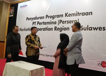 Unit Manager Communication & CSR Pertamina Marketing Operation Region (MOR) VII Sulawesi, Hatim Ilwan saat menyerahkan bantuan kepada perwakilan mitra binaan yang berada di Gorontalo.