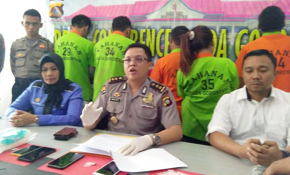 Kabid Humas Polda Gorontalo, AKBP Wahyu Tri cahyono, saat menggelar jumpa pers di Polda Gorontalo, Rabu (31/7/2019).