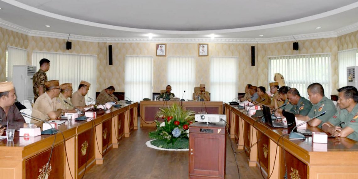 Danrem 133/Nani Wartabone Kolonel Czi Arnold AP Ritiauw saat rapat bersama para Asisten serta Kepala Dinas terkait se provinsi Gorontalo, Rabu (31/7/20`19)