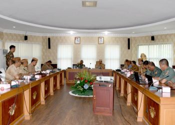 Danrem 133/Nani Wartabone Kolonel Czi Arnold AP Ritiauw saat rapat bersama para Asisten serta Kepala Dinas terkait se provinsi Gorontalo, Rabu (31/7/20`19)