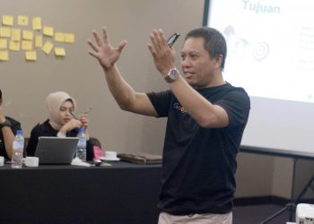 Trainer bersertifikat Google, Ronny Adolf saat memberikan materi pada kegiatan pelatihan Google News Initiative Training Network, Sabtu – Minggu (13 -14/7/2019).