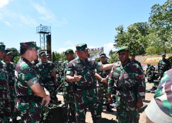 Asisten Operasi Panglima TNI Mayjen TNI Ganip Warsito selaku ketua Tim pemeriksaan Mabes TNI dengan membawah misi Panglima TNI, mengecek kesiapan terakhir Satgas Pamtas Yonif 713/Satya Tama, Senin (22/7/2019).