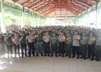 Foto bersama Kapolda Gorontalo bersama jajarannya, dengan  Danrem Nani Wartabone, serta seluruh prajurit SAtgas Pamtas RI-PNG.