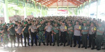 Foto bersama Kapolda Gorontalo bersama jajarannya, dengan  Danrem Nani Wartabone, serta seluruh prajurit SAtgas Pamtas RI-PNG.