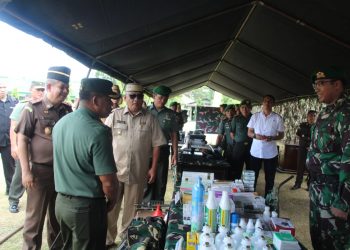 Gubernur dan Mantan Kajati Gorontalo yang didampingi Danrem 133/Nani Wartabone, Danyonif 713/Satyatama serta para pejabat Korem 133/Nani Wartabone dan Pemprov serta Kejaksaan meninjau perlengkapan yang akan dibawa dalam penugasan RI-PNG oleh satgas.