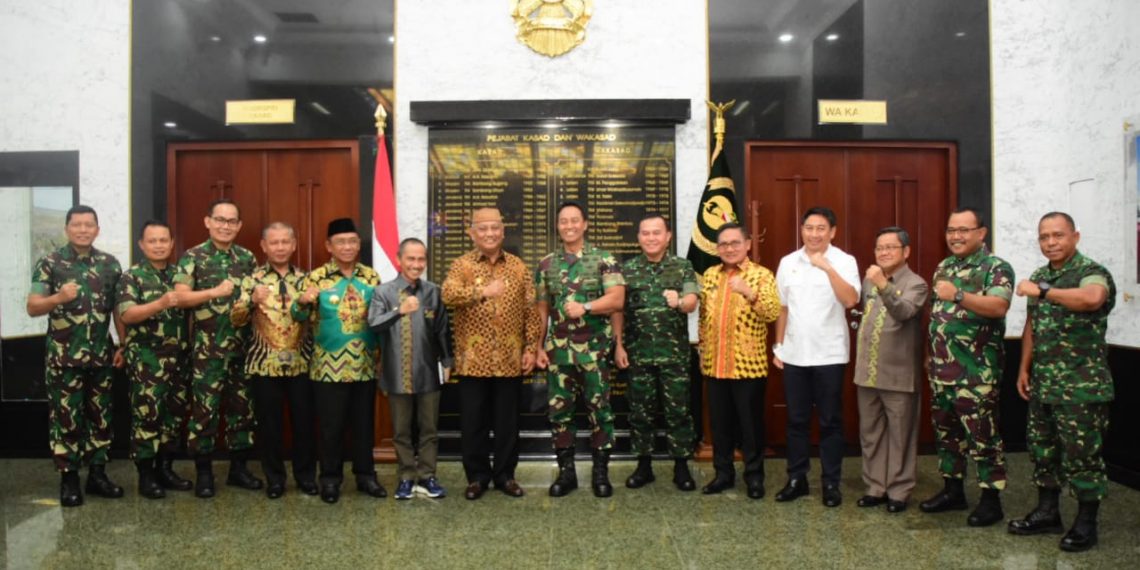 Foto bersama Gubernur, Bupati dan Walikota se Provinsi Gorontalo bersama Kepala Staf Angkatan Darat, Pangdam XIII merdeka serta Danrem Nani Wartabone.