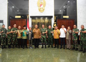 Foto bersama Gubernur, Bupati dan Walikota se Provinsi Gorontalo bersama Kepala Staf Angkatan Darat, Pangdam XIII merdeka serta Danrem Nani Wartabone.