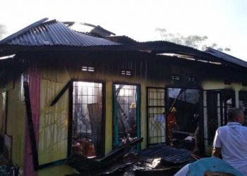 Bangunan rumah sekaligus toko pupuk dan obat-obatan pertanian di Kecamatan Bolango Selatan yang dilalap si jago merah. Foto: Istimewa.