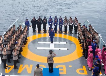 Jajaran Polda Sulawesi Utara menggelar upacara tabur bunga di atas geladak Kapal Patroli (KP) Bisma 8001.