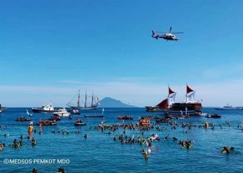 Suasana pemecahan rekor dunia selam yang dilaksanakan di Pantai Manado, Sabtu (3/8/2019). Sebanyak 3100 penyelam berpartisipasi dalam Guinness World Record (GWR) selam ini. Foto: Medsos Pemkot Manado.