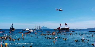 Suasana pemecahan rekor dunia selam yang dilaksanakan di Pantai Manado, Sabtu (3/8/2019). Sebanyak 3100 penyelam berpartisipasi dalam Guinness World Record (GWR) selam ini. Foto: Medsos Pemkot Manado.