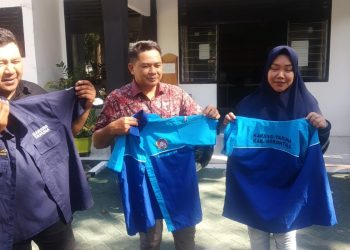 Anggota Karang Taruna Kabupaten Gorontalo, menunjukan baju seragam yang rencana akan mereka kembalikan, sebagai bentuk protes terhadap Ketua Karang Taruna tersebut.