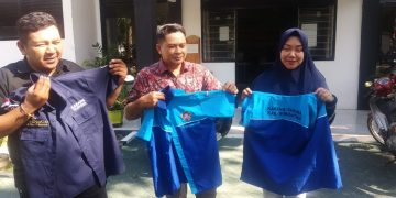 Anggota Karang Taruna Kabupaten Gorontalo, menunjukan baju seragam yang rencana akan mereka kembalikan, sebagai bentuk protes terhadap Ketua Karang Taruna tersebut.