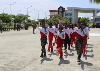 Jelang upacara peringatan HUT Proklamasi Kemerdekaan ke 74, Satgas Yonif 713/ST Pos Kotis, menyiapkan dan latihan bersama Paskibraka Jayapura.