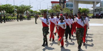 Jelang upacara peringatan HUT Proklamasi Kemerdekaan ke 74, Satgas Yonif 713/ST Pos Kotis, menyiapkan dan latihan bersama Paskibraka Jayapura.