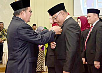 Wali Kota Gorontalo Marten Taha, saat menyematkan pin anggota DPRD Kota Gorontalo, kepada Risman Taha, Anggota DPRD Kota Gorontalo terpilih, periode tahun 2019-2024.