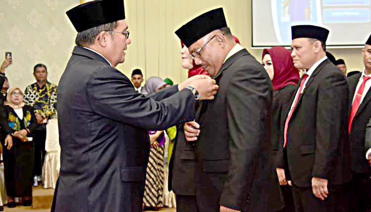 Wali Kota Gorontalo Marten Taha, saat menyematkan pin anggota DPRD Kota Gorontalo, kepada Risman Taha, Anggota DPRD Kota Gorontalo terpilih, periode tahun 2019-2024.