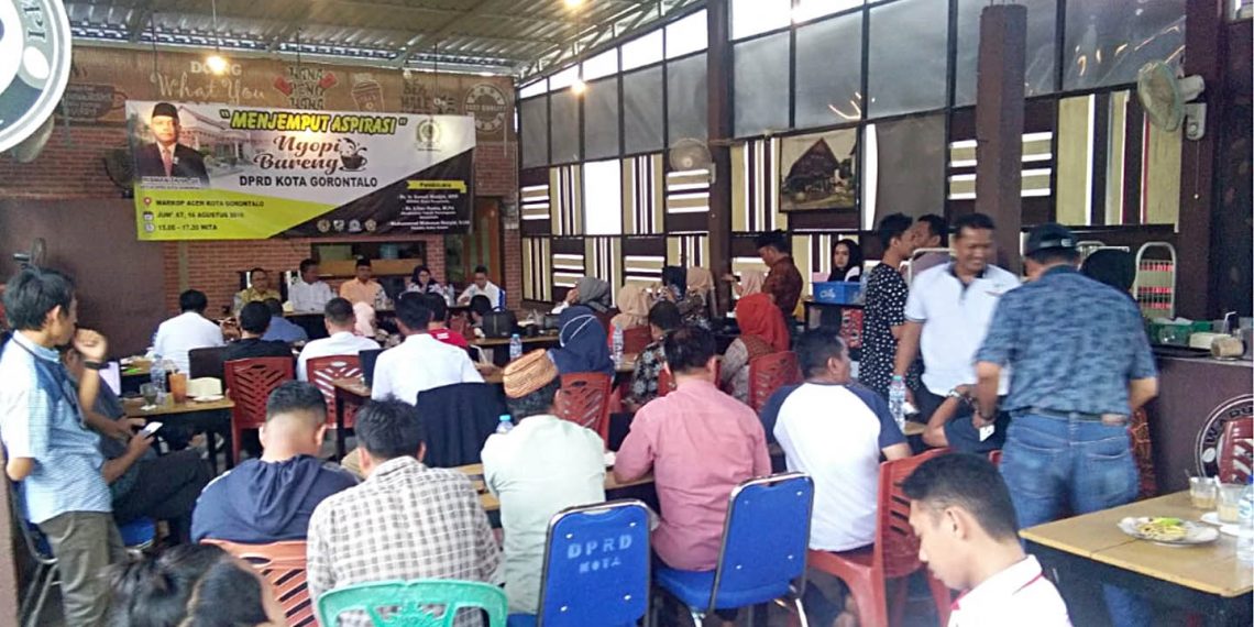 Ngopi bareng Anggota DPRD Kota Gorontalo bersma warga masyarakat.