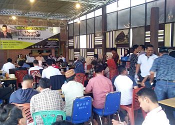Ngopi bareng Anggota DPRD Kota Gorontalo bersma warga masyarakat.