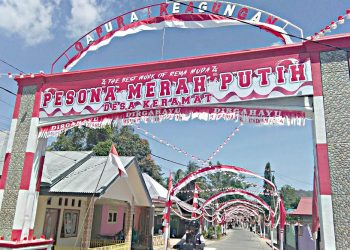 Dalam rangka menyemarakkan HUT Proklamasi ke 74, warga Desa Kramat menghias gapura dan jalanan dengan botol dan gelas plastik bekas.