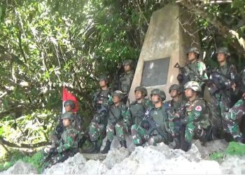 Satgas Tonif 713/Satya Tama berfoto di depan patok perbatasan RI - Papua Nugini.