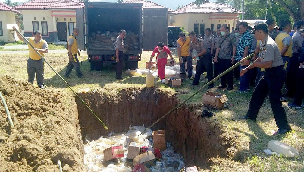 Kepolisian Resort (Polres) Bonebolango memusnahkan ribuan liter minuman keras (miras) jenis Cap Tikus, serta miras merek lainnya, Jumat (2/8/2019).