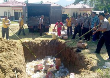 Kepolisian Resort (Polres) Bonebolango memusnahkan ribuan liter minuman keras (miras) jenis Cap Tikus, serta miras merek lainnya, Jumat (2/8/2019).