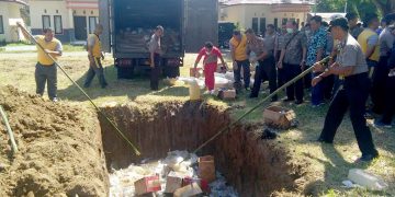 Kepolisian Resort (Polres) Bonebolango memusnahkan ribuan liter minuman keras (miras) jenis Cap Tikus, serta miras merek lainnya, Jumat (2/8/2019).