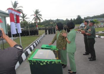 Ketua Persit Kartika Chandra Kirana PD XIII/Merdeka Ny Linda Tiopan Aritonang, didampingi Pangdam XIII/Merdeka Mayjen TNI Tiopan Aritonang, Danrem 133/Nani Wartabone Kolonel Czi Arnold AP Ritiauw dan Ketua Persit KCK Koorcab Rem 133 Ny Dessy Arnold Ritiauw, saat peresmian kantor PersitKorem 133/nani Wartabone, Jumat (2/8/2019) pekan lalu.