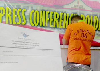 Zulkifli alias Zul, Pilot gadungan yang menipu sejumlah warga kota Gorontalo, saat diamankan di Polda Gorontalo.