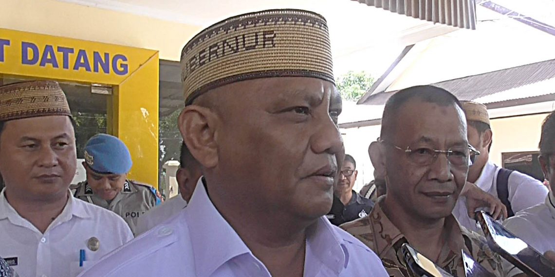 Gubernur Gorontalo Rusli Habibie diwawancarai usai melapor di SPKT Polres Gorontalo, Rabu (21/8/2019).