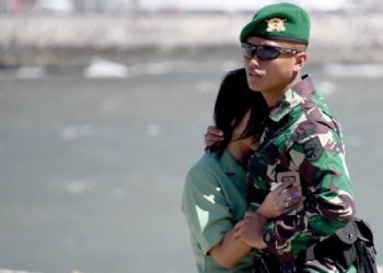 Tangis haru keluarga pecah takkala melepas prajurit menaiki tangga KRI Teluk Parigi 539. Sebanyak 450 prajutit akan mengemban tugas sebagai Satgas Pamtas RI - Papua nugini,Yonif 713/Satya Tama.