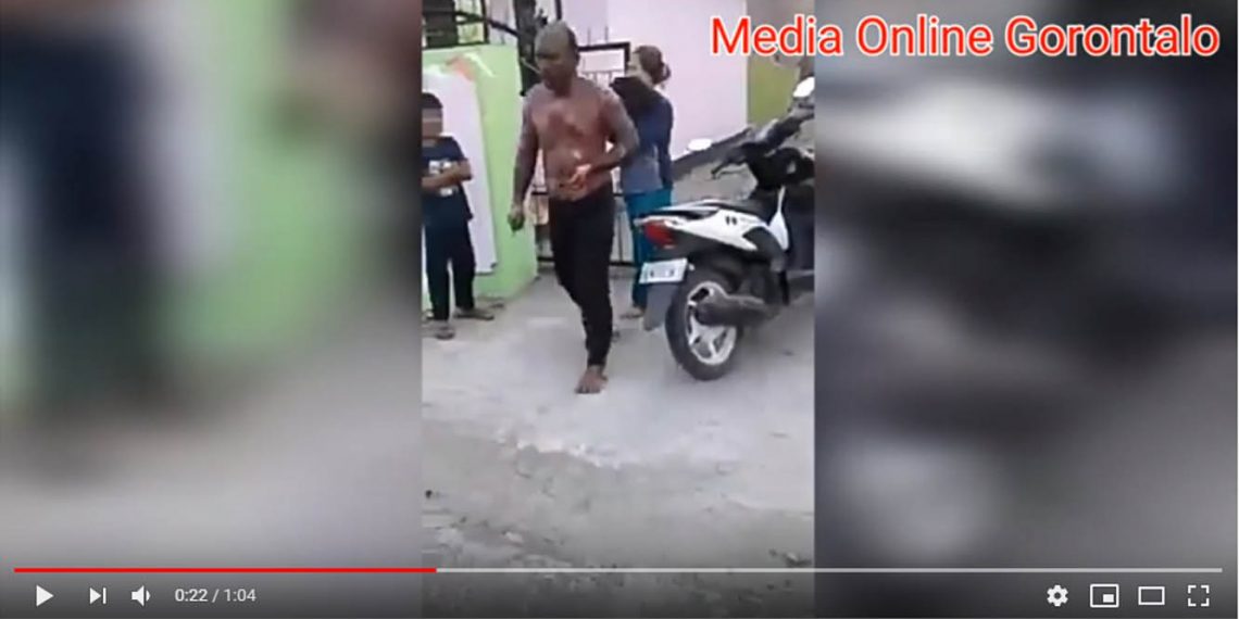 Screen shoot video Mantan Anggota Dewan Provinsi Gorontalo yang di bakar.