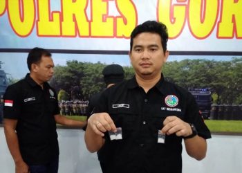 Kasat Narkoba Polres Gorontalo, Iptu Cecep Ibnu Ahmadi menunjukan barang bukti yang diduga narkoba jenis sabu-sabu.