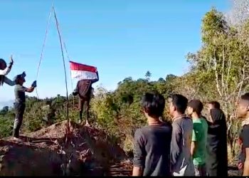 Generasi Muda pecinta Alam (GMPA) Mutiara bewrsama beberapa komunitas lainnya menggelar Upacara HUT kemerdekaan ke 74 di pegunungan Dulamayo Utara, Kecamatan Telaga Biru.