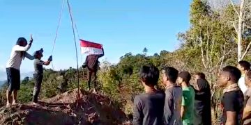 Generasi Muda pecinta Alam (GMPA) Mutiara bewrsama beberapa komunitas lainnya menggelar Upacara HUT kemerdekaan ke 74 di pegunungan Dulamayo Utara, Kecamatan Telaga Biru.