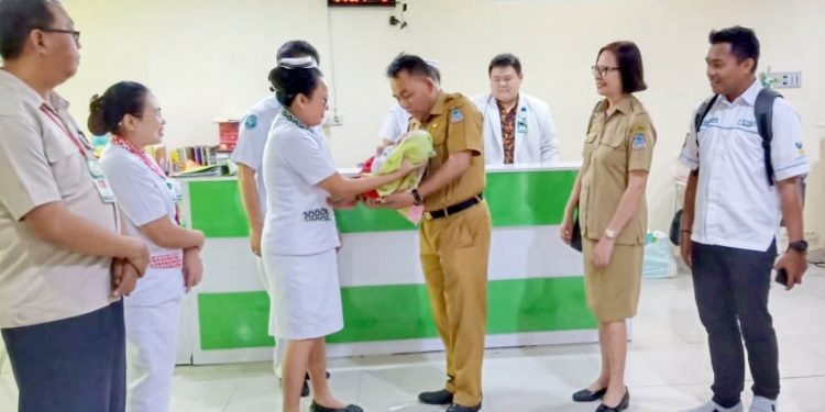 Petugas medis di RS Prof RD Kandouw Manado, menyerahkan Yani ke petugas Dinas Sosial Kota Manado.