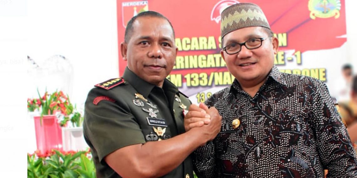 Danrem 133/Nani Wartabone, Letkol Czi Arnold AP Ritiauw bersama Walikota Gorontalo, Marten Taha.