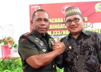 Danrem 133/Nani Wartabone, Letkol Czi Arnold AP Ritiauw bersama Walikota Gorontalo, Marten Taha.