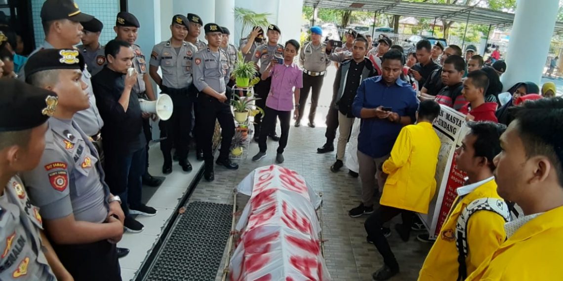 Puluhan mahasiswa saat menggelar demo di depan Kantor DPRD Kabupaten Gorontalo.