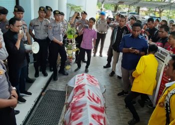 Puluhan mahasiswa saat menggelar demo di depan Kantor DPRD Kabupaten Gorontalo.
