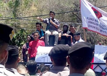 Aksi unjuk rasa di depan halaman Kantor DPRD Provinsi Gorontalo. Foto: Lukman Polimengo.