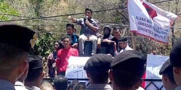 Aksi unjuk rasa di depan halaman Kantor DPRD Provinsi Gorontalo. Foto: Lukman Polimengo.