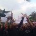 Aksi unjuk rasa Aliansi Jurnalis Gorontalo melepas burung merpati di depan gerbang kampus Universitas Negeri Gorontalo.