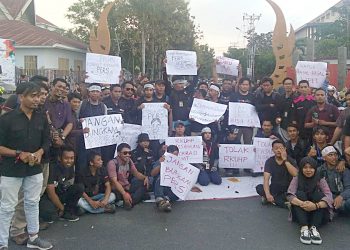 Puluhan jurnalis baik media cetak, elektronik dan online di Provinsi Gorontalo menggelar unjuk rasa di bundaran Saronde, Kota Gorontalo, Senin (23/9/2019).